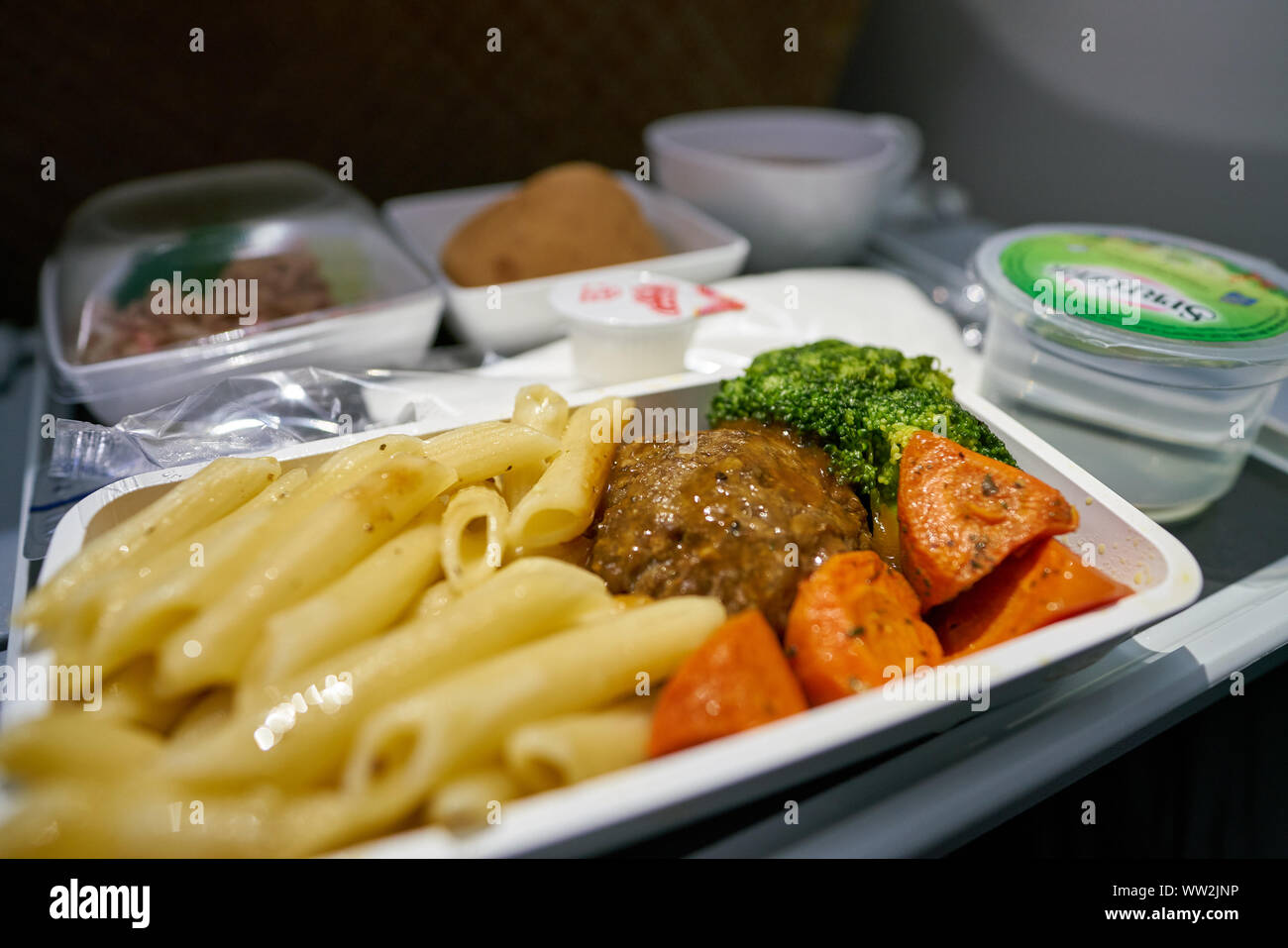 Singapur - ca. April 2019: Nahaufnahme von Mahlzeit in der Economy-Klasse auf Singapur Airplines Airbus A350. Stockfoto