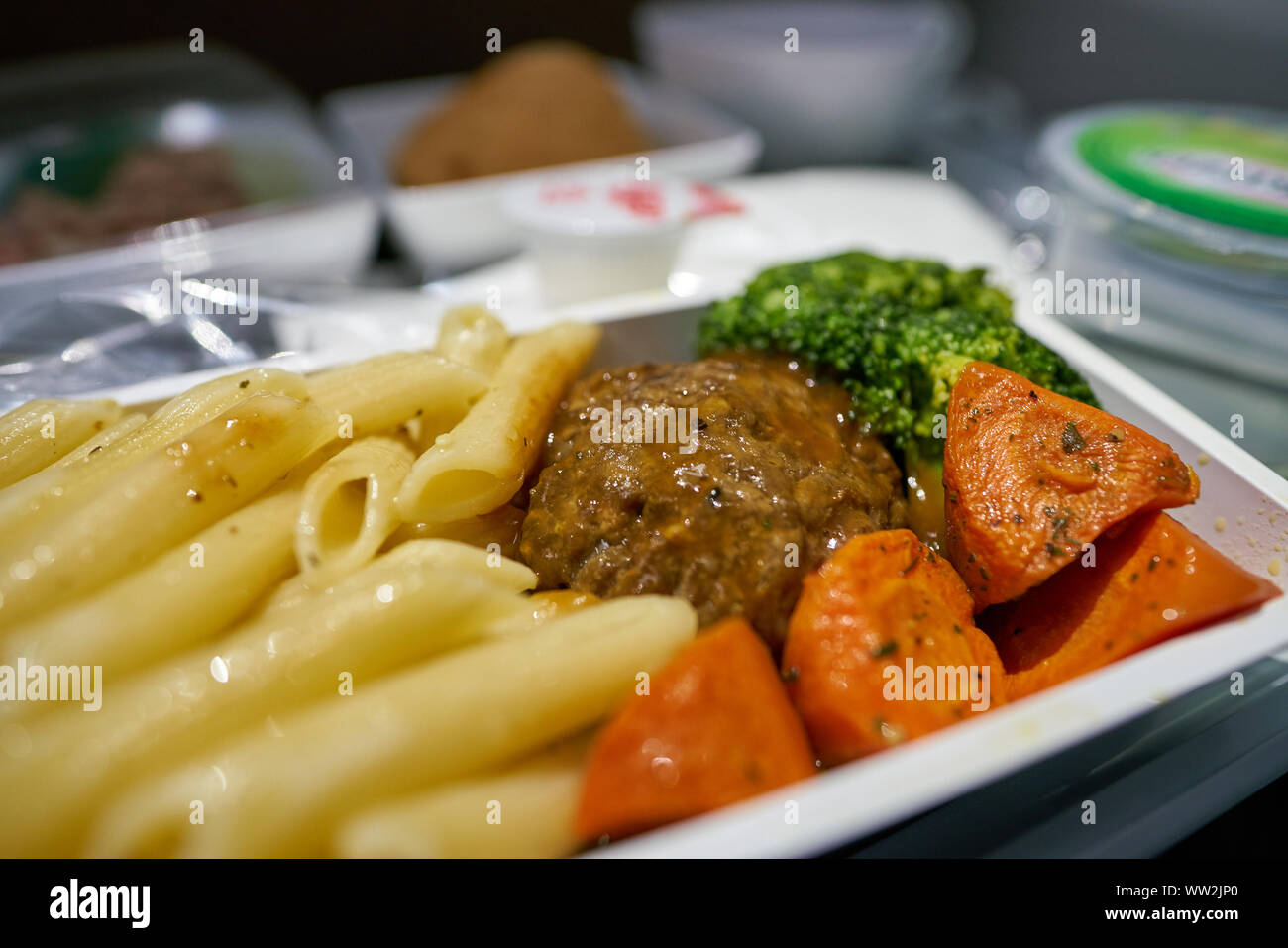 Singapur - ca. April 2019: Nahaufnahme von Mahlzeit in der Economy-Klasse auf Singapur Airplines Airbus A350. Stockfoto