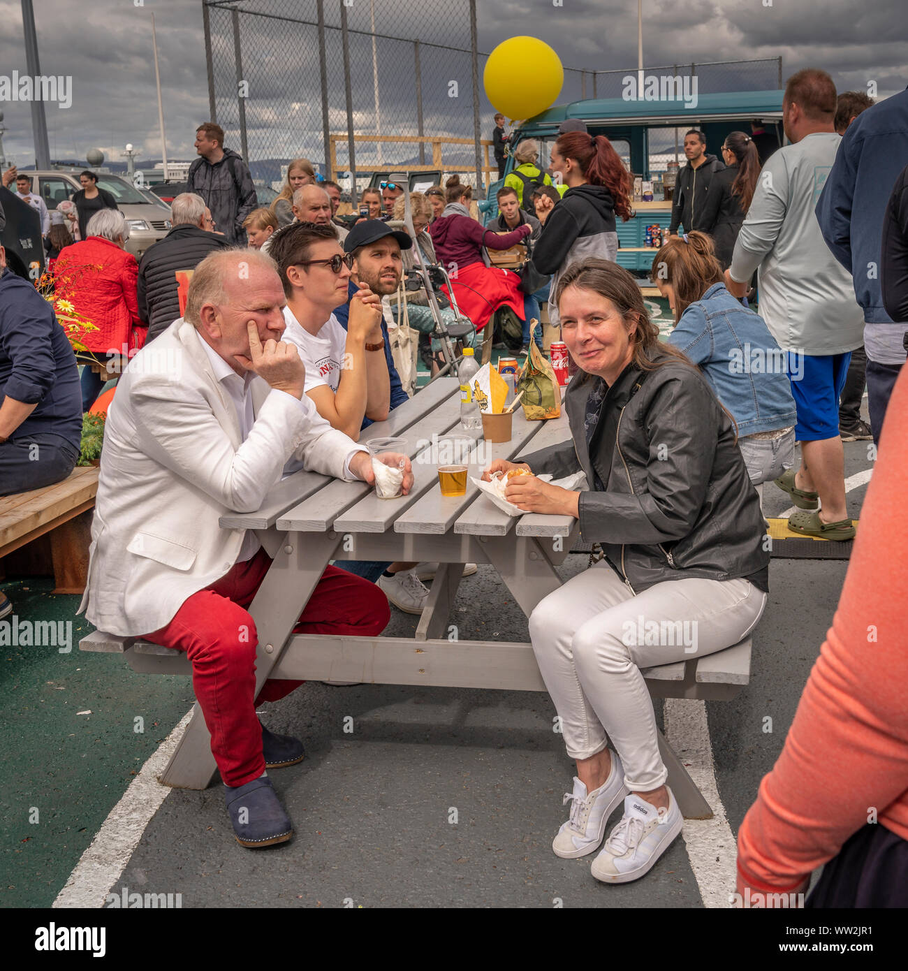 Menschen in Reykjavik Street Food Festival, Reykjavik, Island Stockfoto