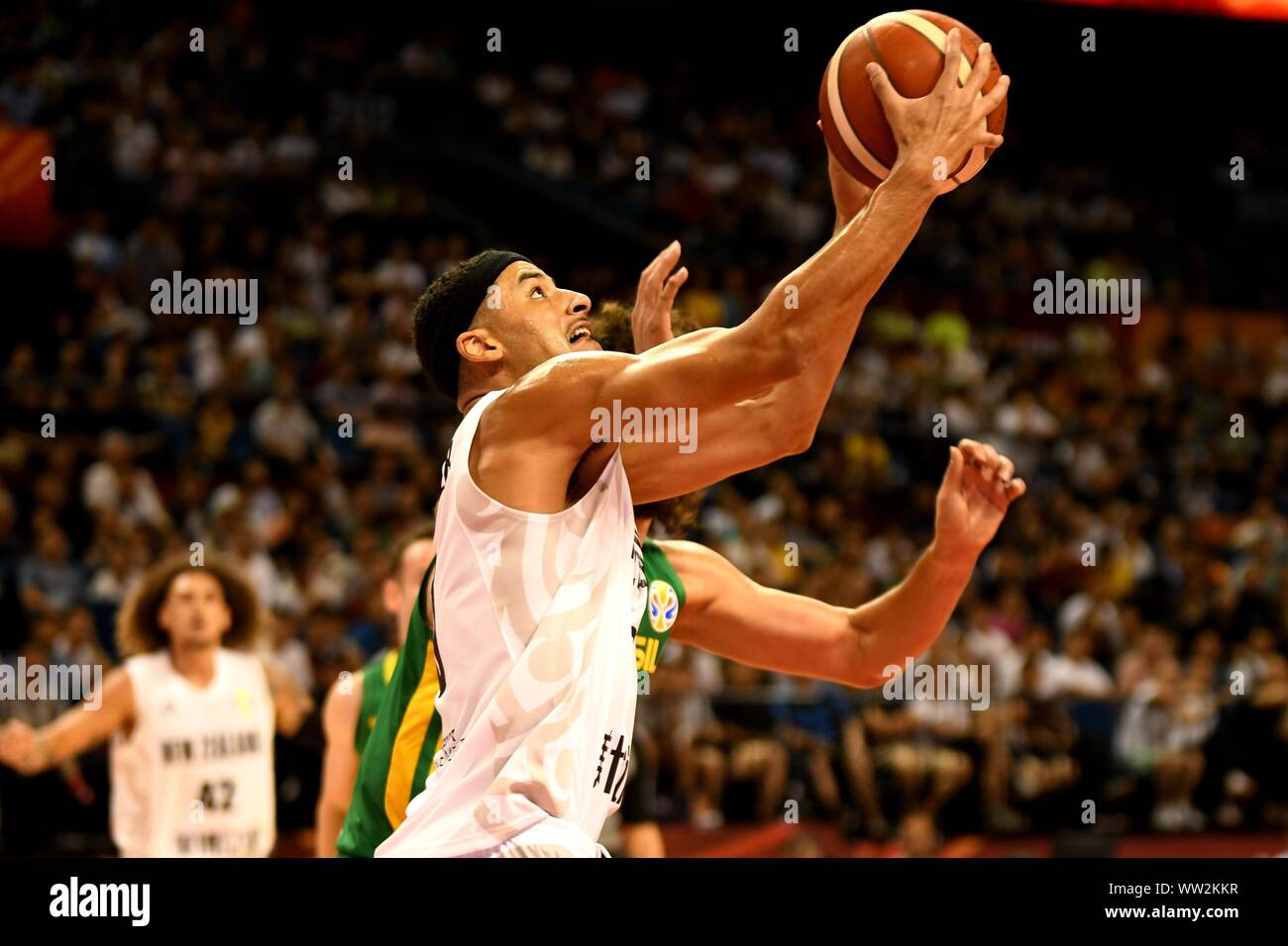 Tai Webster, Front, von Neuseeland Drives zum Korb gegen Brasilien während ihrer Gruppe F entsprechen der FIBA Basketball WM 2019 in Na zu schießen Stockfoto