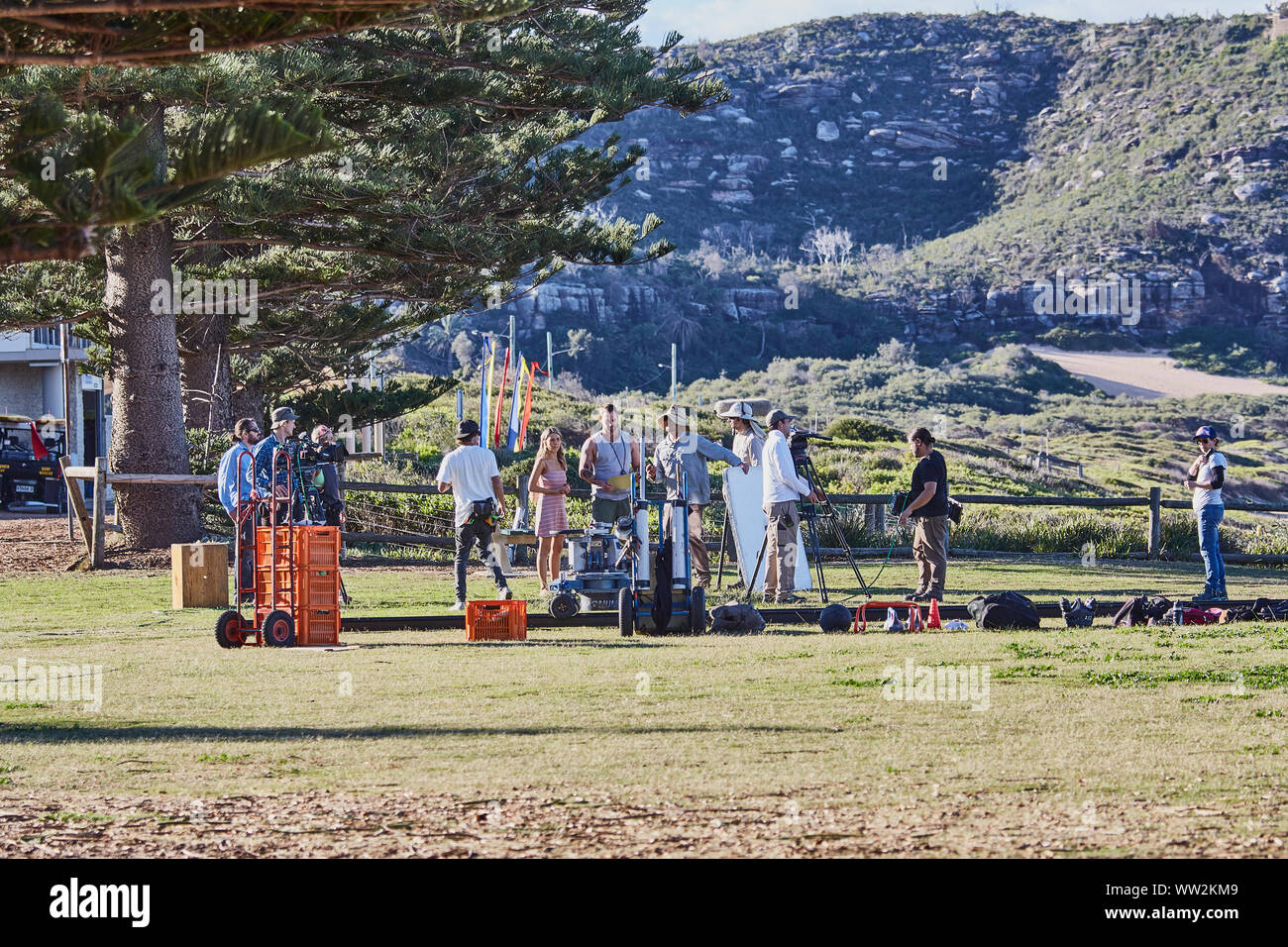 Schauspieler Jake Ryan und Sam Frost plus ein Mitglied von den Dreharbeiten zu diesem Film eine Szene von Haus & Weg TV-Serie im Palm Beach, Australien vorbereiten Stockfoto