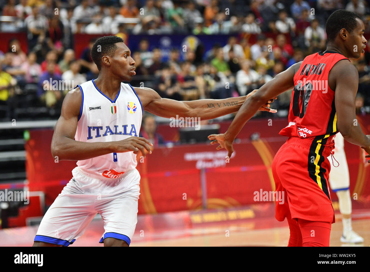 Luca VITALI, links, von Italien Herausforderungen JOSE ANTONIO von Angola während ihrer Gruppe D Spiel der FIBA Basketball WM 2019 in Foshan City, South C Stockfoto