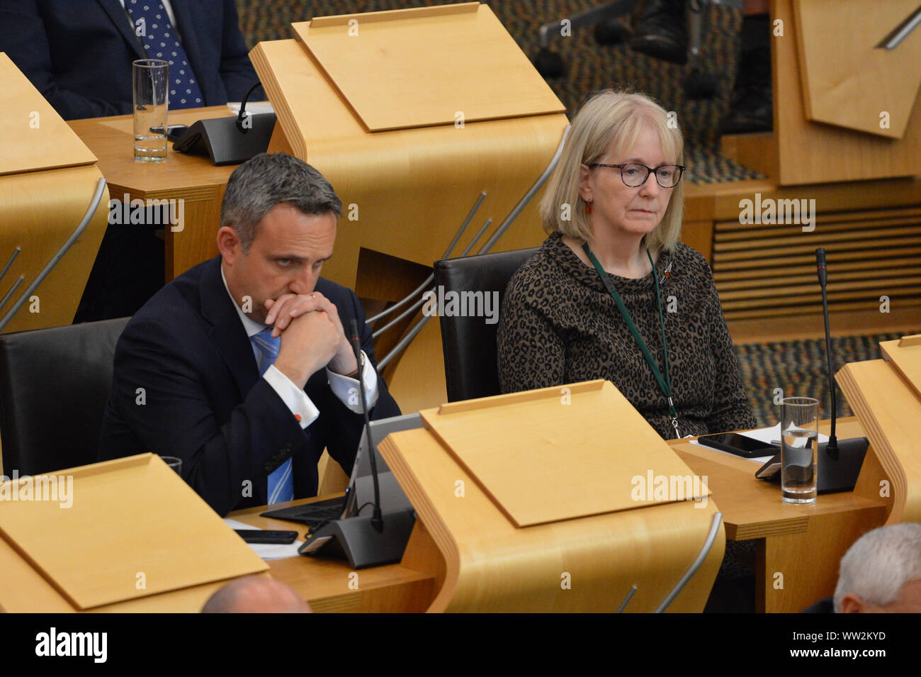 Edinburgh, Großbritannien. 12 Sep, 2019. Bild: (links-rechts) Alex Cole-Hamilton MSP; Beatrice Wishart MSP. Erste Sitzung des Ersten Minister Fragen als das schottische Parlament versucht, einen Weg durch den Fallout der neuesten Brexit Verwirrung zu lenken und Schottland von aus der EU zu verhindern. Credit: Colin Fisher/Alamy leben Nachrichten Stockfoto