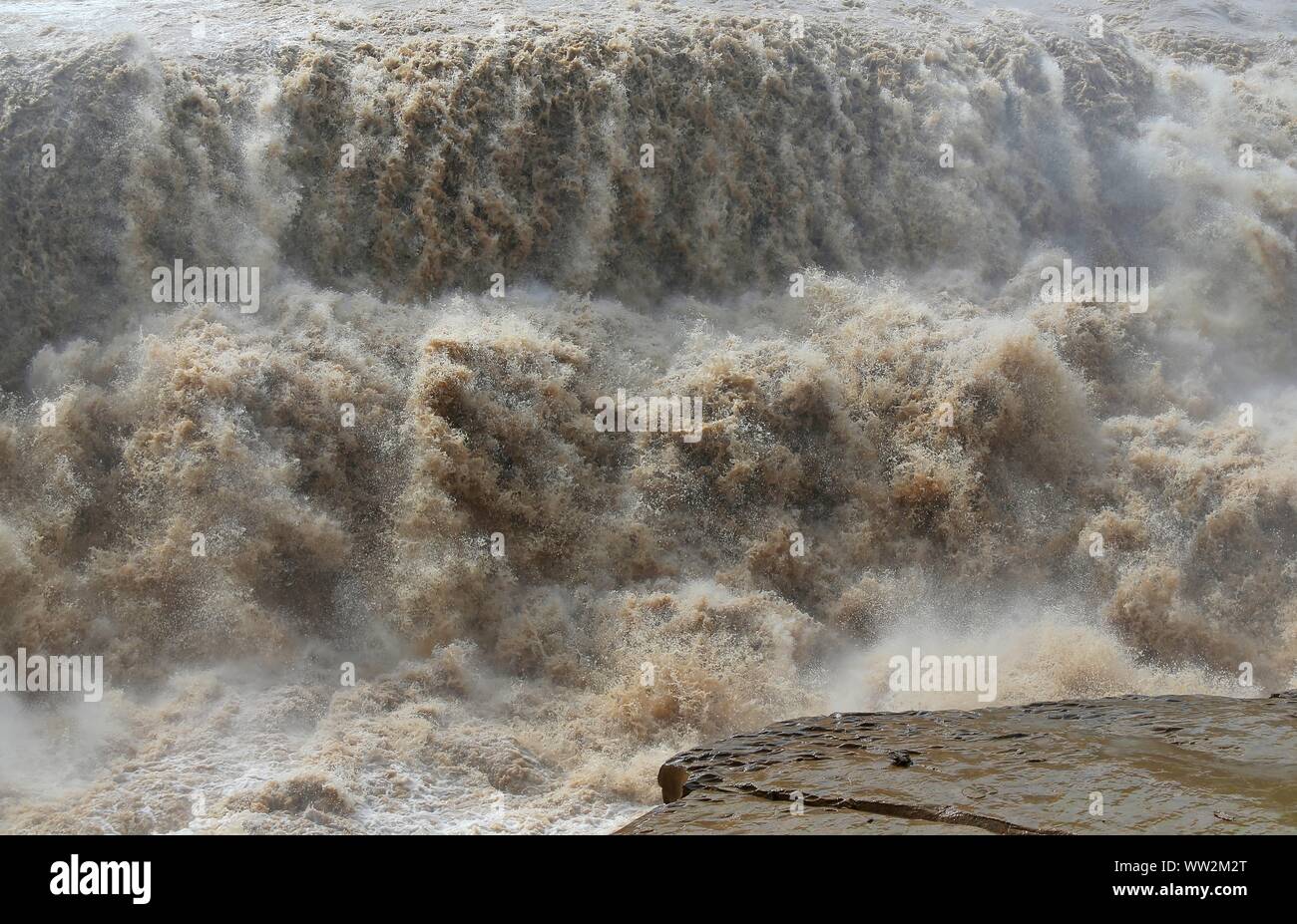 Ein Blick auf die Hukou Wasserfall auf den Gelben Fluss, auch bekannt als Huanghe, in Jixian County, Linfen, Provinz Shanxi im Norden Chinas am 16. August Stockfoto