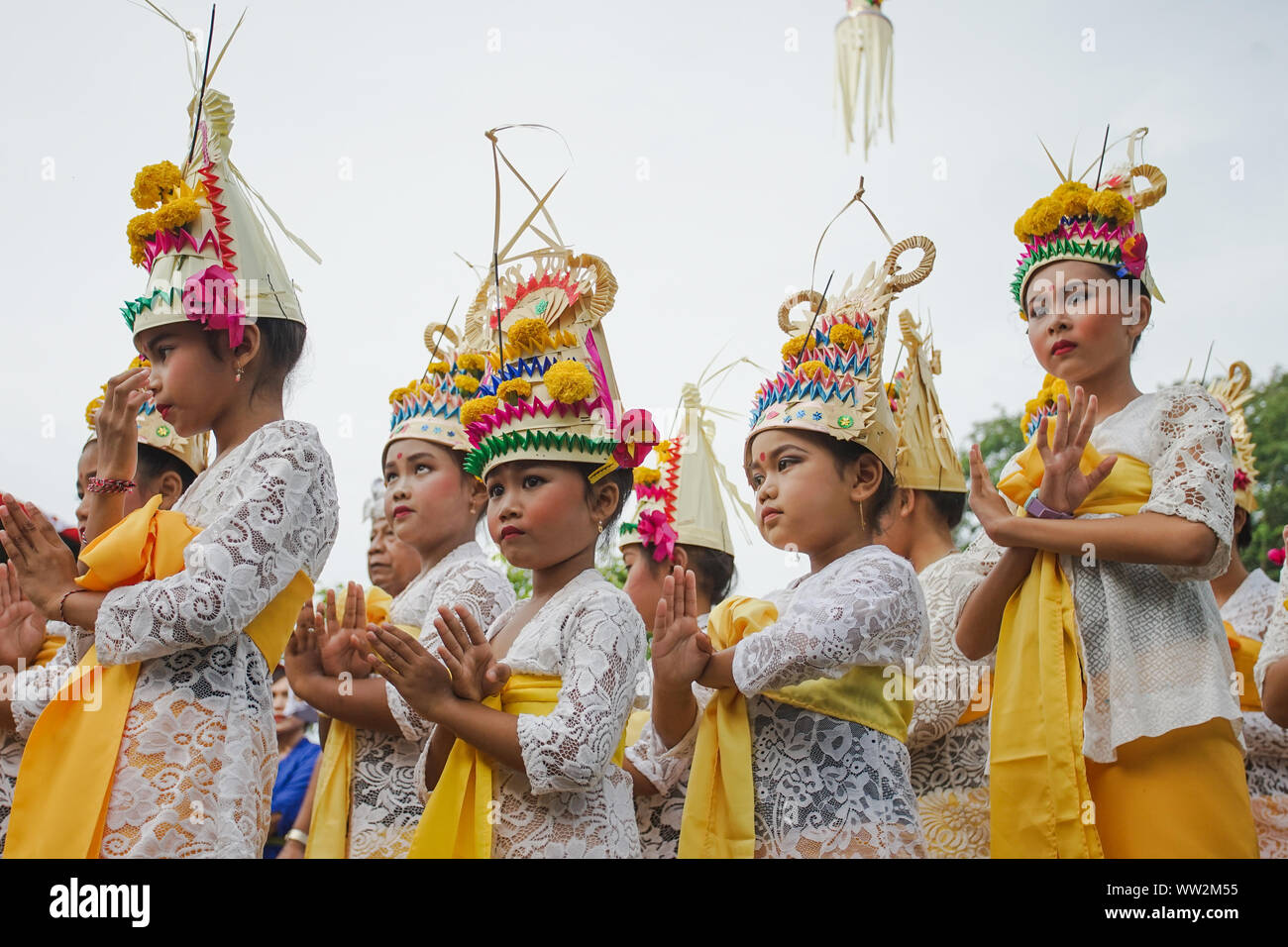 Hindu Mädchen tragen traditionelle bunte Kleidung während Tawur Agung Kesanga Zeremonie im Tempel Prambanan, Yogyakarta, Indonesien Stockfoto