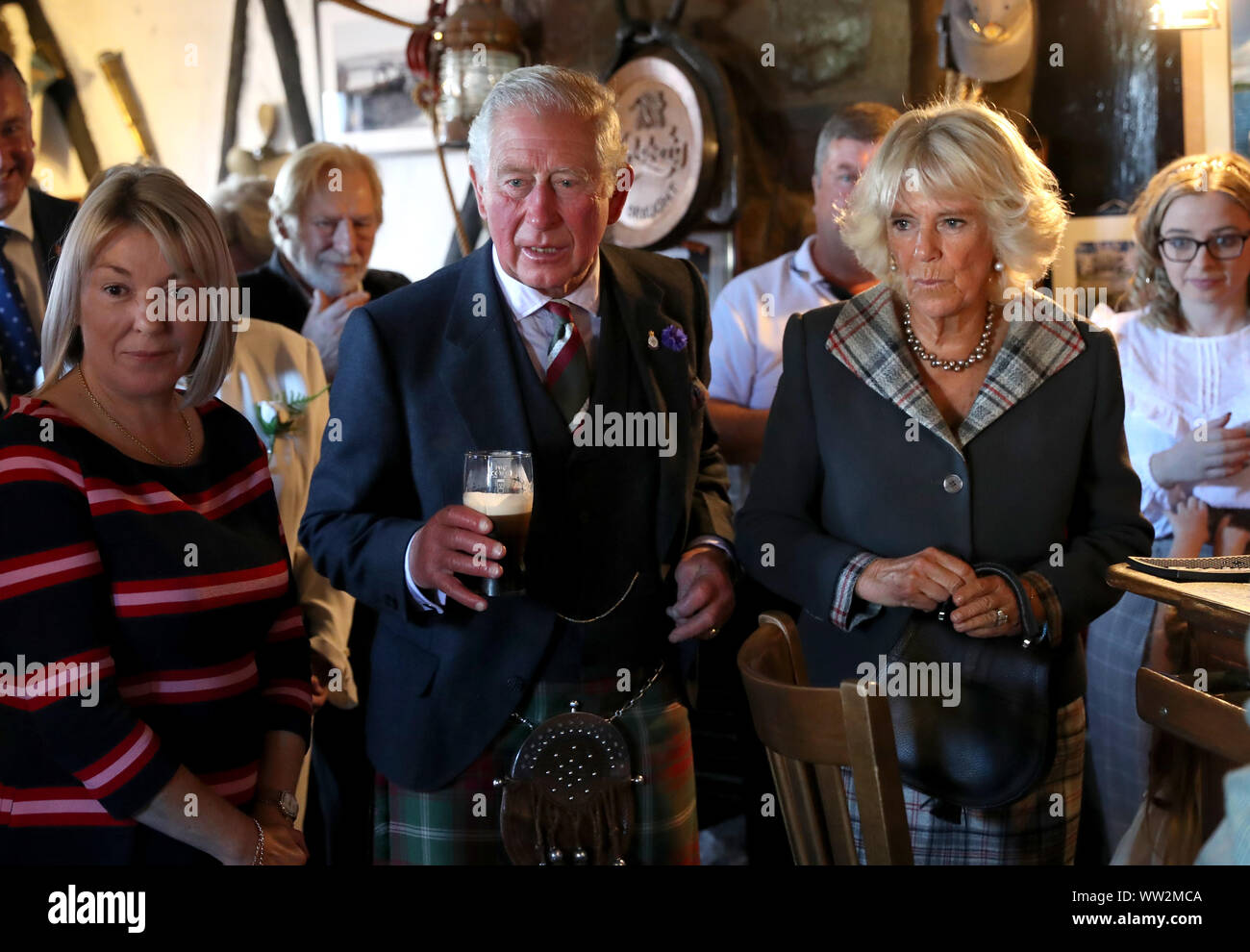 Der Herzog von Rothesay hat ein Pint im Harbor Inn bei einem Besuch im Dorf an der Küste von Garlieston, wo der Hafen eine wichtige Rolle bei D-Day Vorbereitungen im Jahr 1944 gespielt, bei der Prüfung der Mulberry Häfen Stockfoto