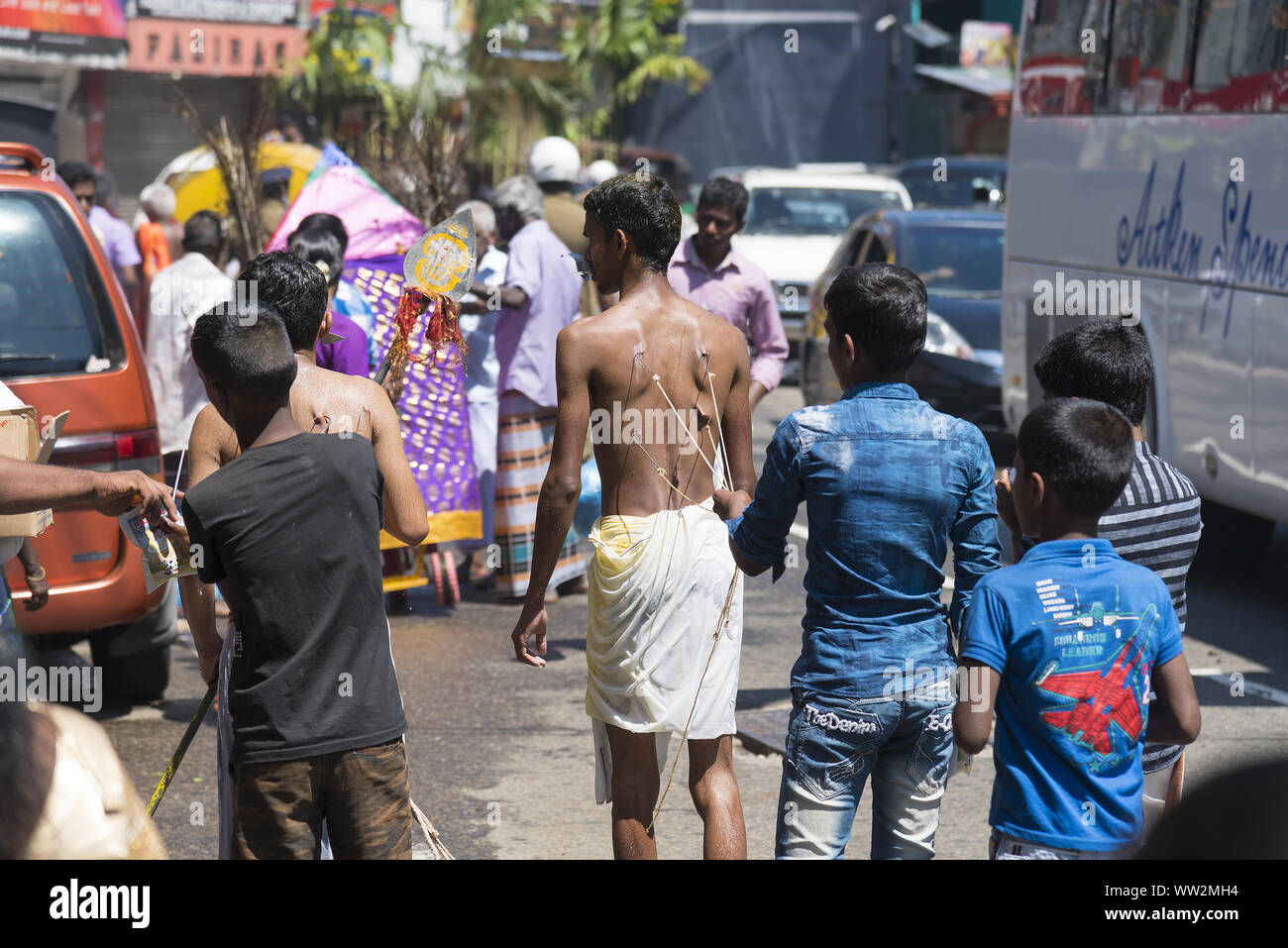 Pussellawa, Sri Lanka, 20.03.2019: Hindu Festival der Thaipusam - Body Piercing Rituale unter dem Blut Mond. Mann mit Piercing. Stockfoto