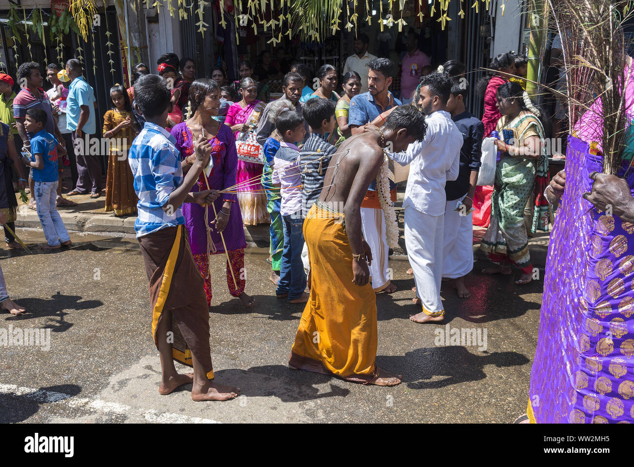 Pusellawa, Sri Lanka, 12. März 2019: Hindu Festival der Thaipusam - Body Piercing Rituale unter dem Blut Mond. Mann mit Piercing. Stockfoto