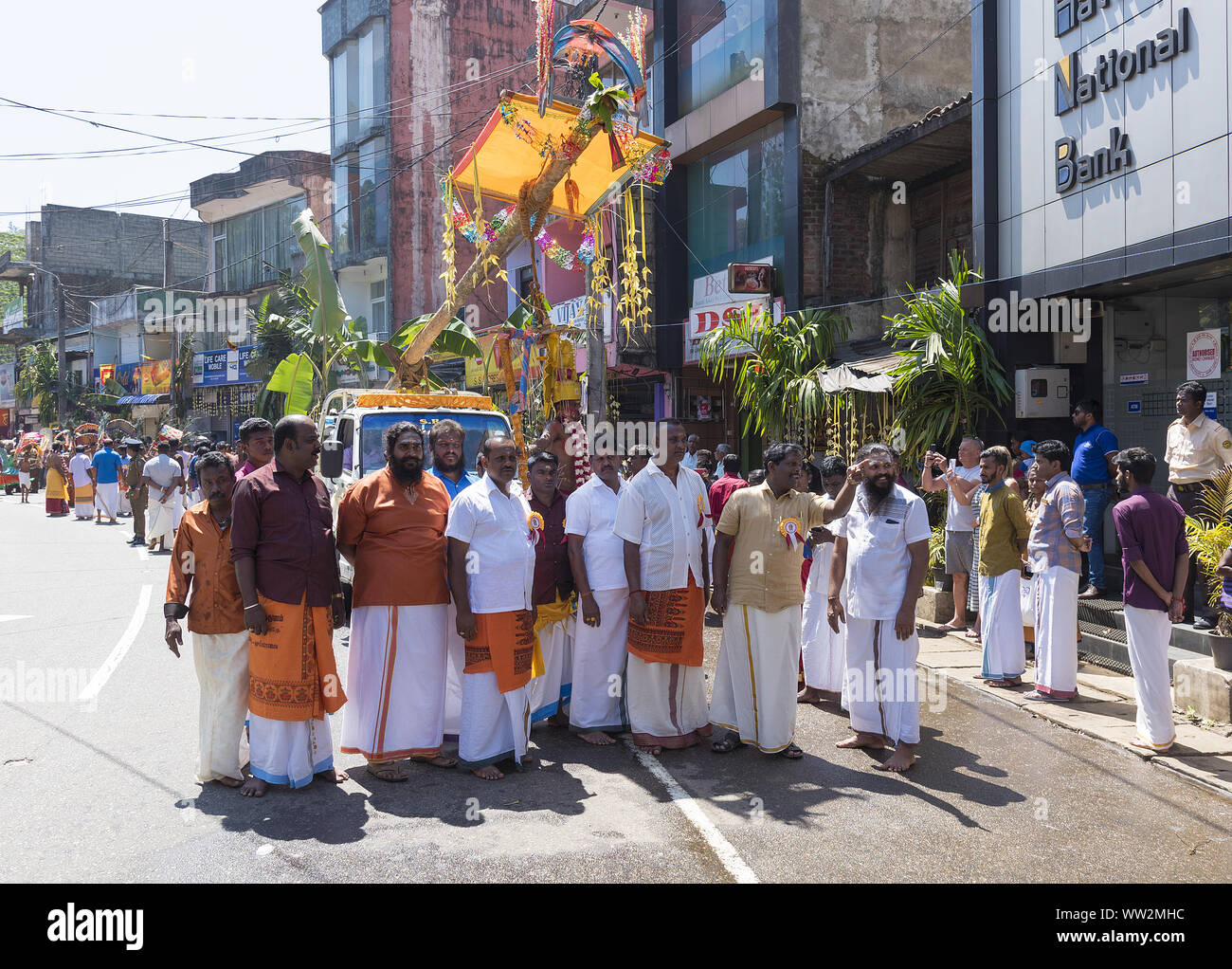 Pusellawa, Sri Lanka, 12. März 2019: Hindu Festival der Thaipusam - Body Piercing Rituale unter dem Blut Mond. Anhänger durch die Stadt paradieren. Stockfoto