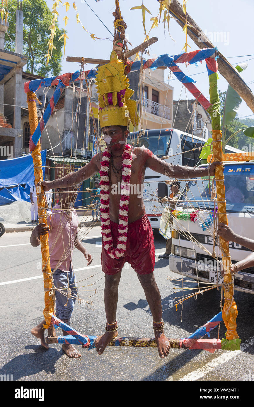 Pussellawa, Sri Lanka, 20.03.2019: Hindu Festival der Thaipusam - Body Piercing Rituale unter dem Blut Mond. Devotee hängen durch die Haut. Stockfoto