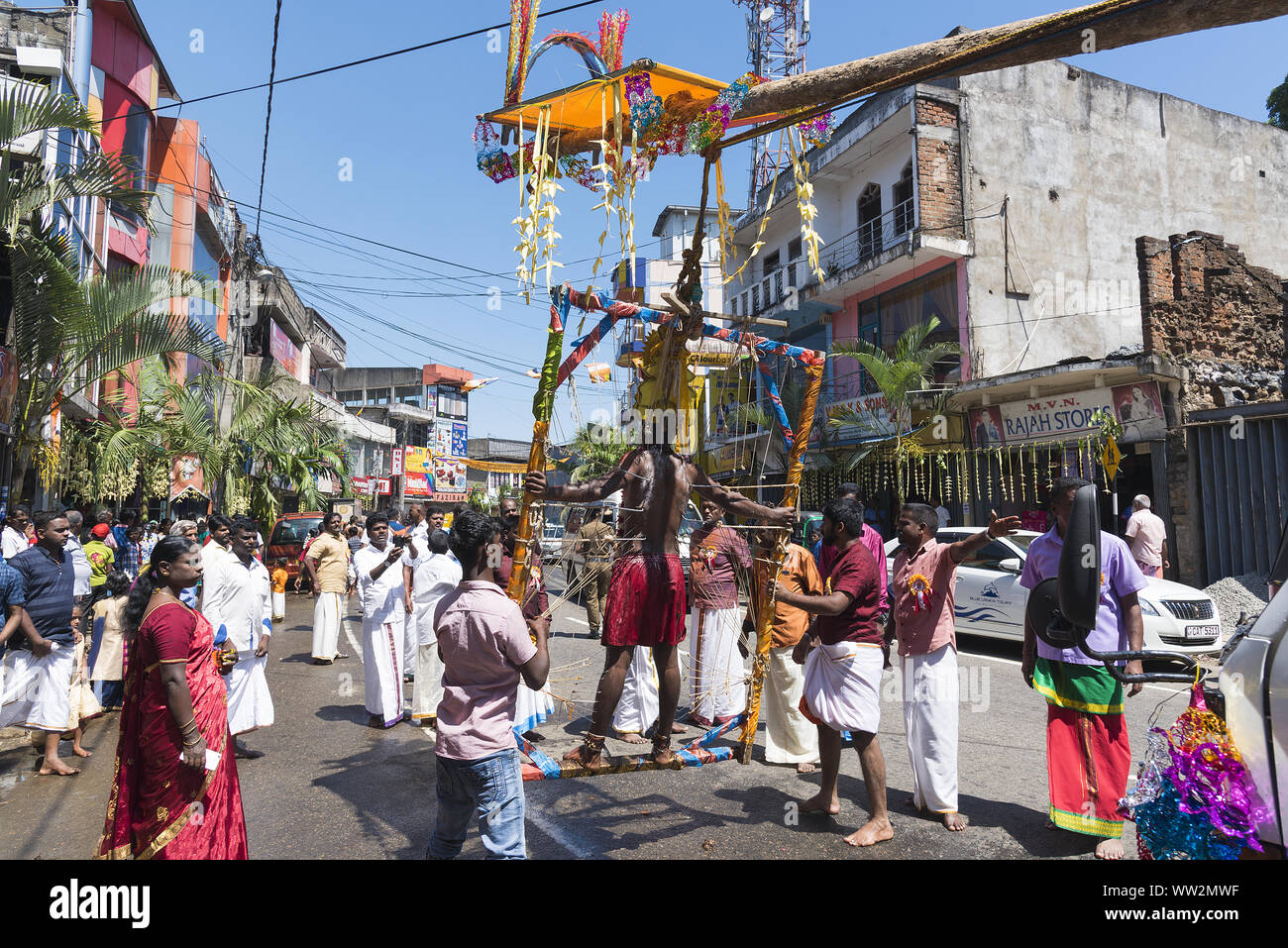 Pussellawa, Sri Lanka, 20.03.2019: Hindu Festival der Thaipusam - Body Piercing Rituale unter dem Blut Mond. Mann hängen von der Haut. Stockfoto