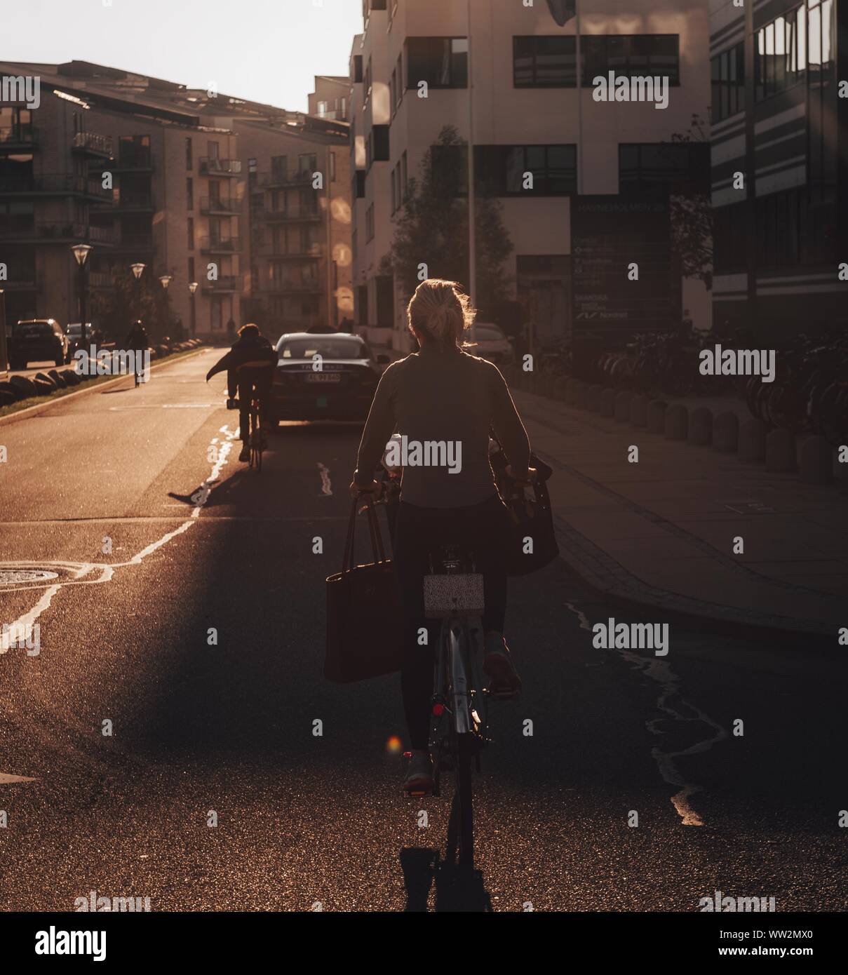 Eine Frau, die in Kopenhagen mit schöner Wintersonne unterwegs ist. Stockfoto