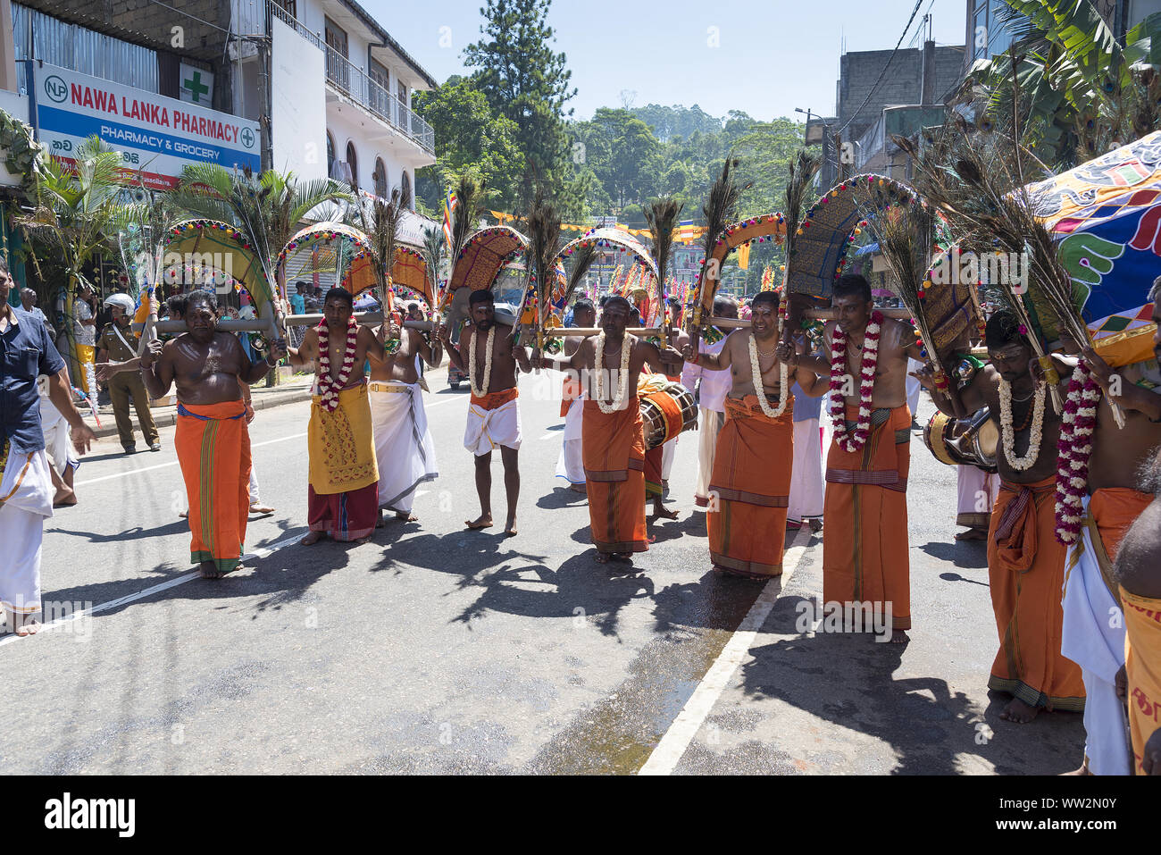 Pussellawa, Sri Lanka, 20.03.2019: Hindu Festival der Thaipusam - Body Piercing Rituale unter dem Blut Mond. Anhänger durch die Stadt paradieren Stockfoto