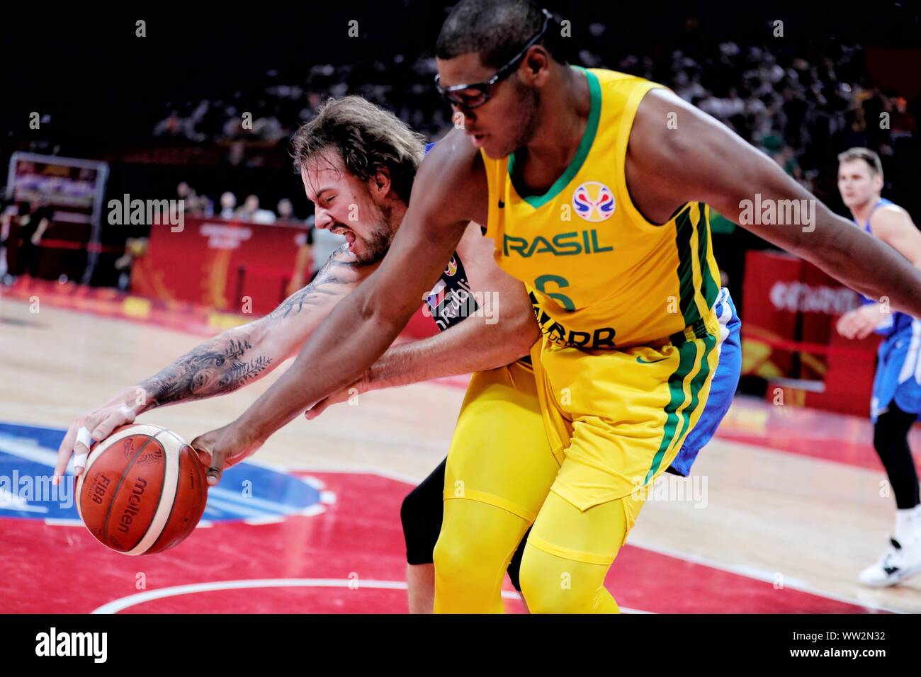 Cristiano Felicio, rechts, von Brasilien Herausforderungen Ondrej Balvin der Tschechischen Republik während ihrer Gruppe K Spiel der FIBA Basketball WM 2019 in Sie Stockfoto