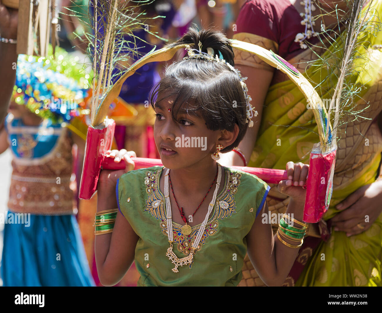 Pussellawa, Sri Lanka, 20.03.2019: Hindu Festival der Thaipusam - Body Piercing Ritual. Junges Mädchen mit symbolischen Gewicht auf den Schultern. Stockfoto