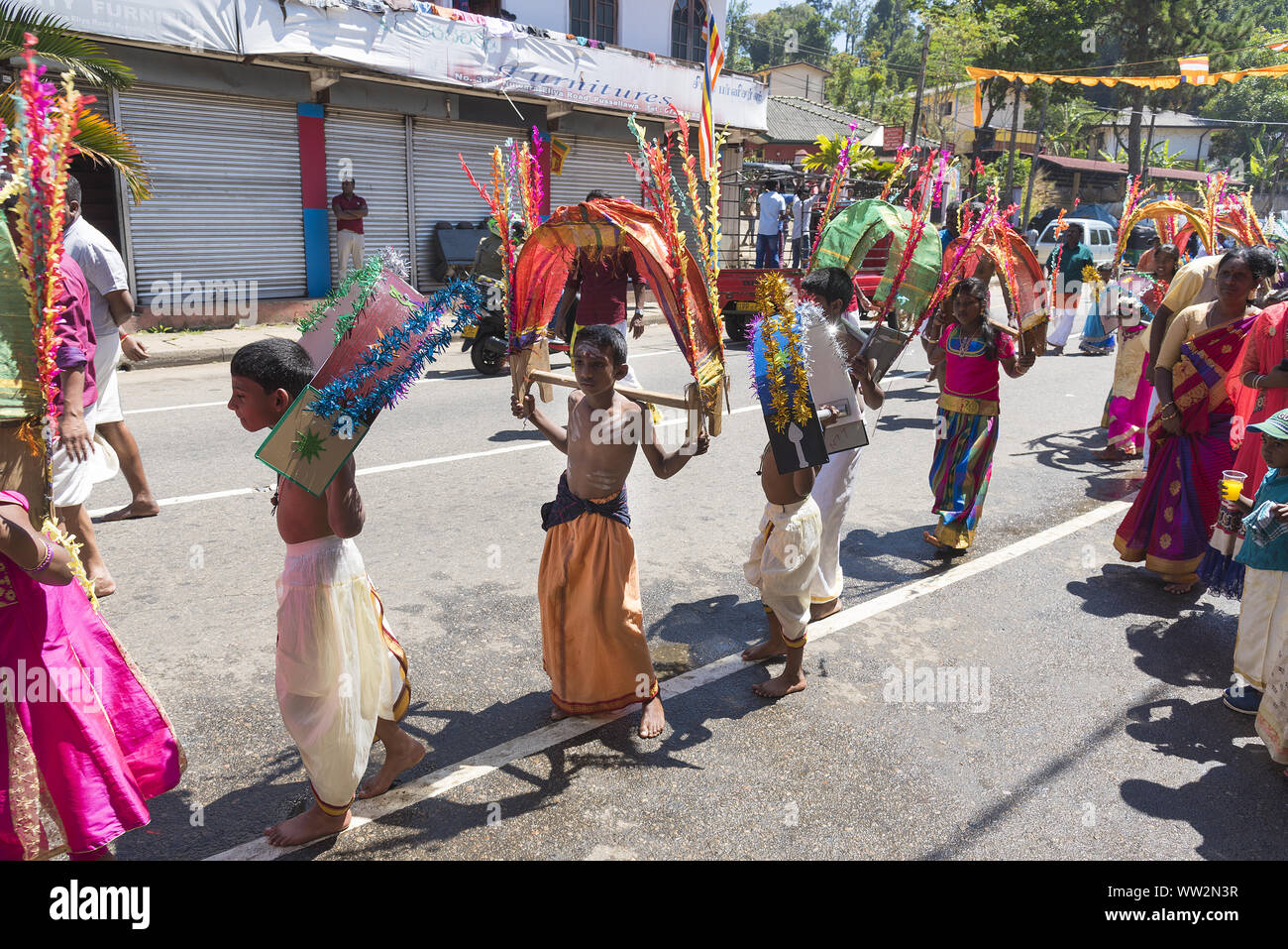 Pussellawa, Sri Lanka, 20.03.2019: Hindu Festival der Thaipusam - Body Piercing Rituale unter dem Blut Mond. Kinder durch die Stadt paradieren Stockfoto