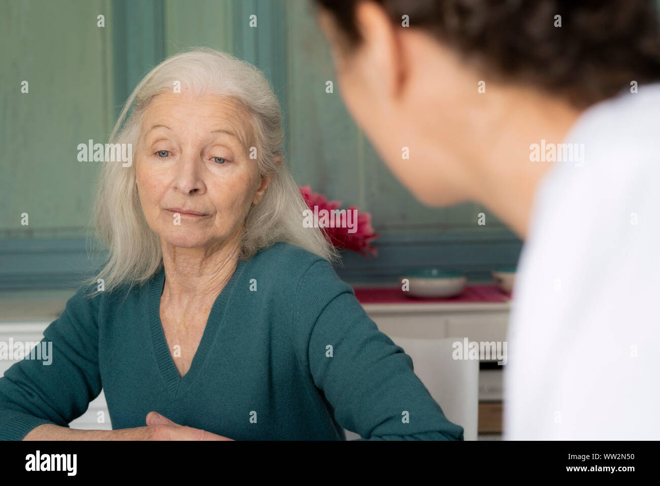Sitzenden Patienten mit dem Arzt Stockfoto