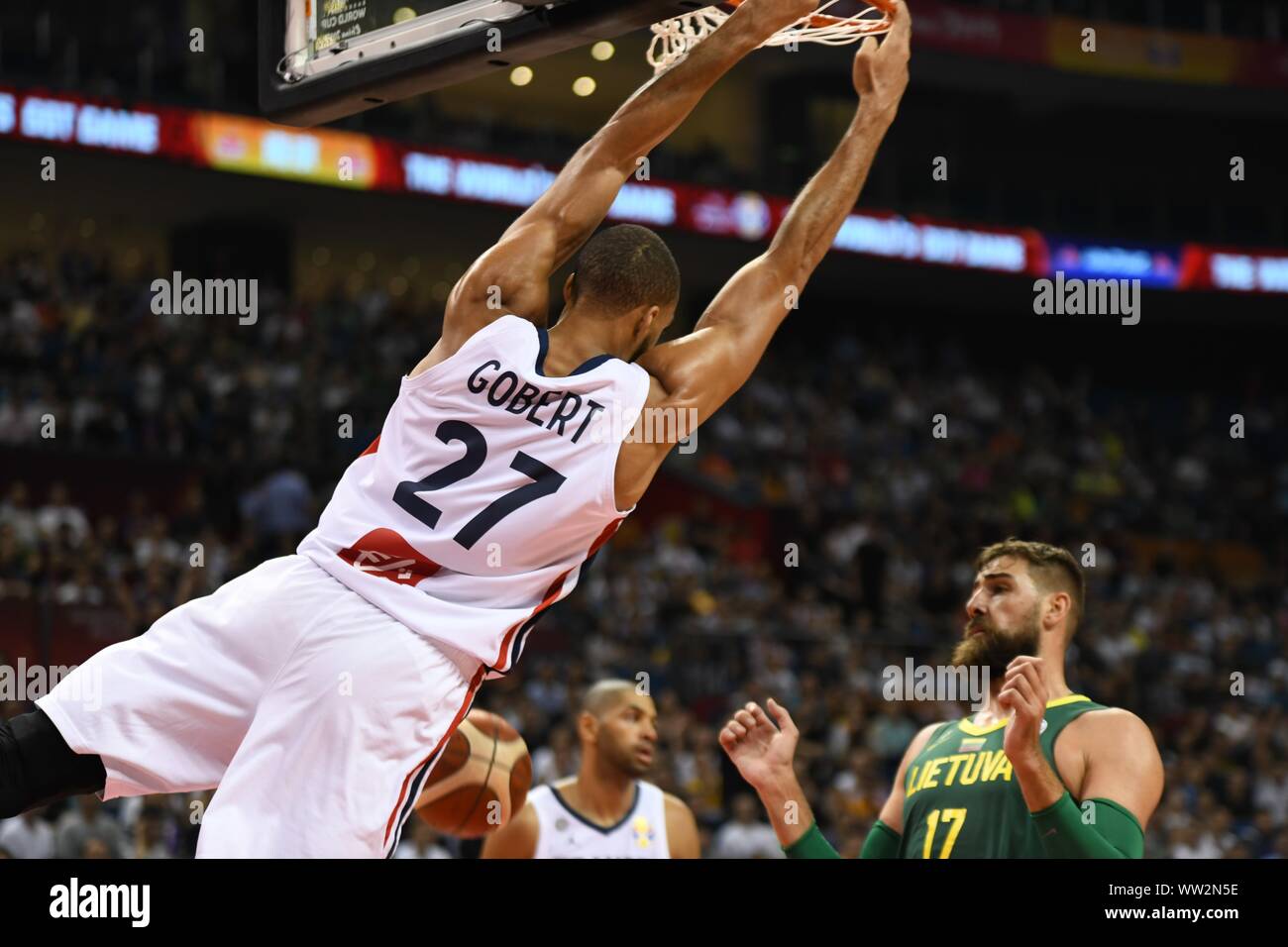 Rudy Gobert von Frankreich dunks gegen Litauen während ihrer Gruppe L Spiel der FIBA Basketball WM 2019 in Nanjing, China Jiangsu P Stockfoto