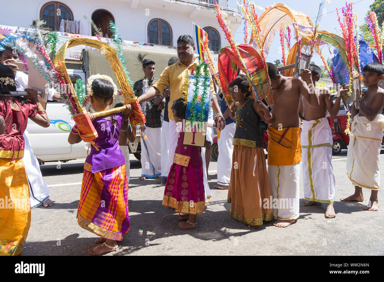 Pussellawa, Sri Lanka, 20.03.2019: Hindu Festival der Thaipusam - Body Piercing Rituale unter dem Blut Mond. Anhänger durch die Stadt paradieren. Stockfoto