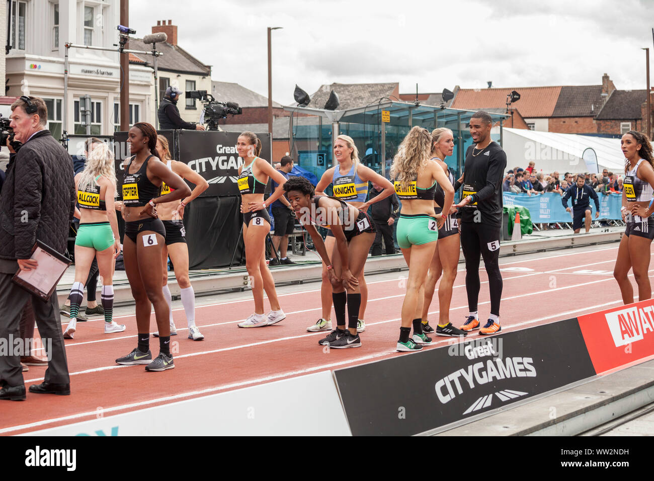 Stockton on Tees, U K. 7. September 2019. Der Great North City Spiele wurden in der High Street und das Riverside gehalten und die Massen genießen Sie erstklassige Athletik einschließlich Stabhochsprung, Weitsprung, Hürden und Sprint. Die läuferinnen am Ende ihrer Rasse gratulierte. David Dixon, Alamy Stockfoto