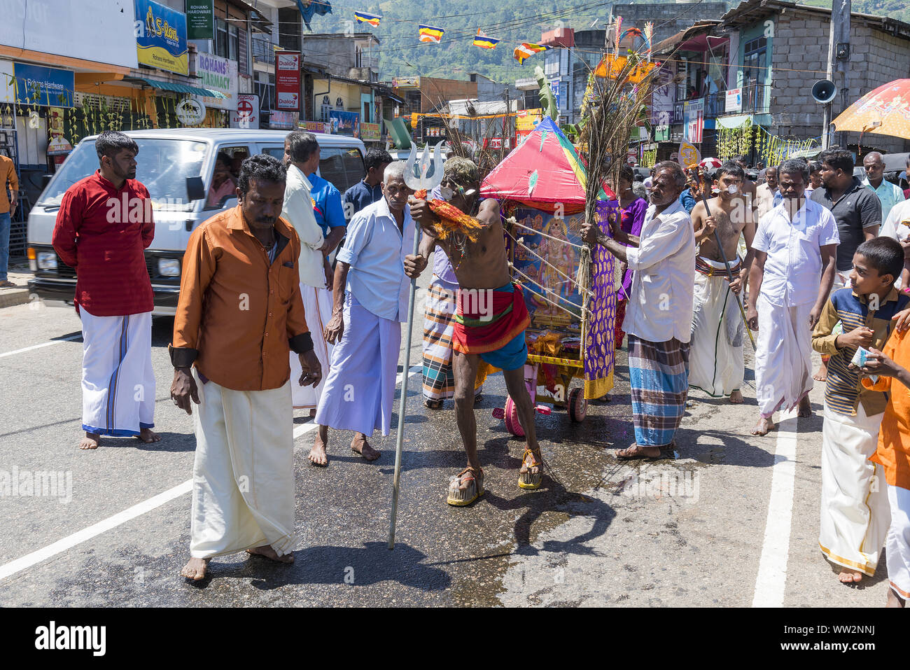 Pusellawa, Sri Lanka, 12. März 2019: Hindu Festival der Thaipusam - Body Piercing Rituale unter dem Blut Mond. Anhänger ziehen Warenkorb durch Haken in der Haut. Stockfoto
