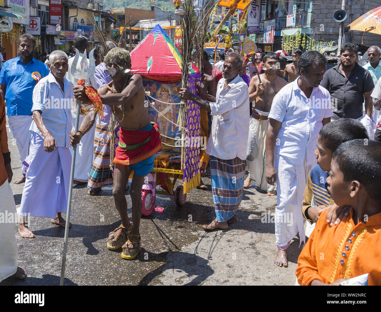 Pusellawa, Sri Lanka, 12. März 2019: Hindu Festival der Thaipusam - Body Piercing Rituale unter dem Blut Mond. Anhänger ziehen Warenkorb mit Haken in der Haut. Stockfoto