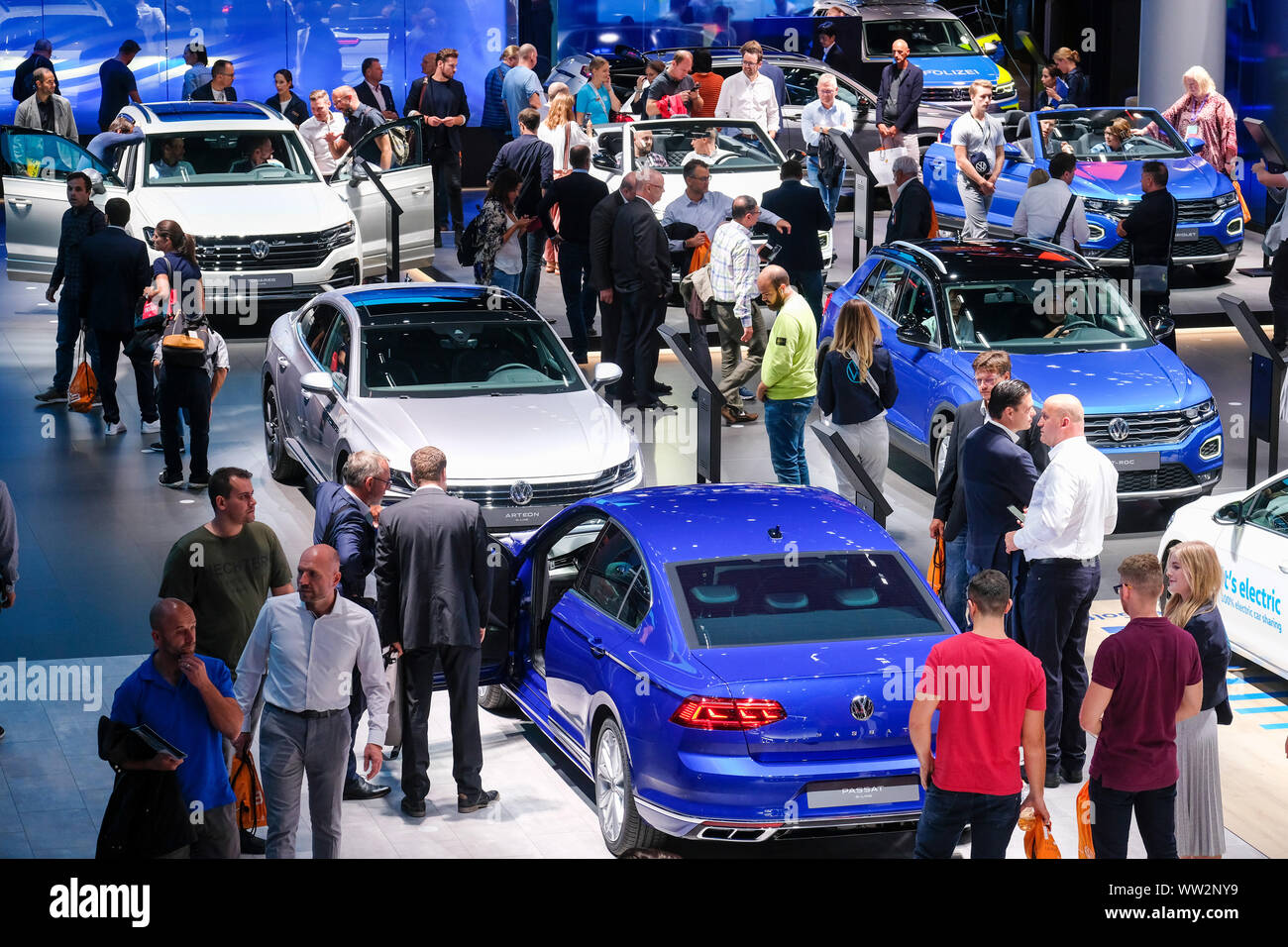 Frankfurt/M, Deutschland, 12.9.2019: Messestand von VW Volkswagen auf der IAA 2019 in Frankfurt/M Stockfoto