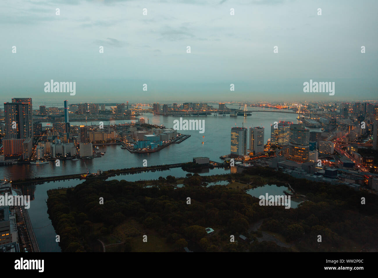 Blick auf den beleuchteten Stadtbild in der Dämmerung Stockfoto