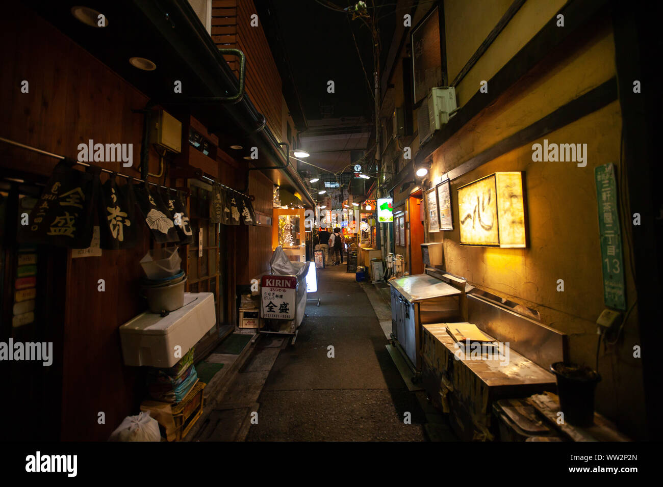 Beleuchtete Zeichen, Restaurants und Geschäfte in der Nacht Stockfoto