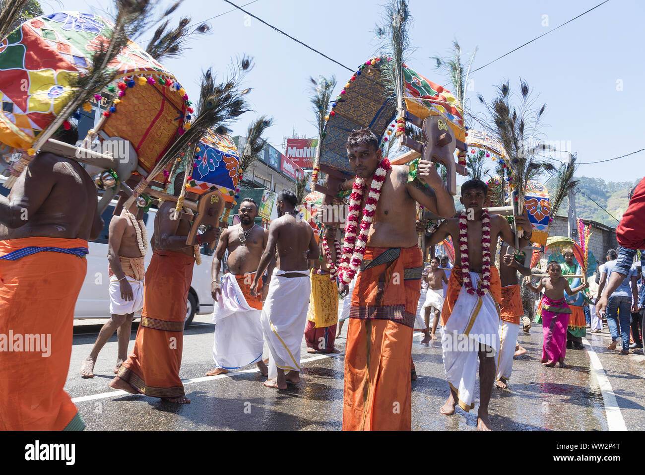 Pussellawa, Sri Lanka, 20.03.2019: Hindu Festival der Thaipusam - Body Piercing Rituale unter dem Blut Mond. Anhänger durch die Stadt paradieren Stockfoto