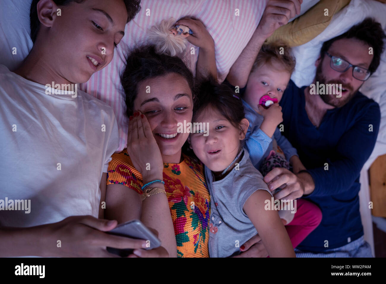 Familie auf Bett zu Hause Stockfoto