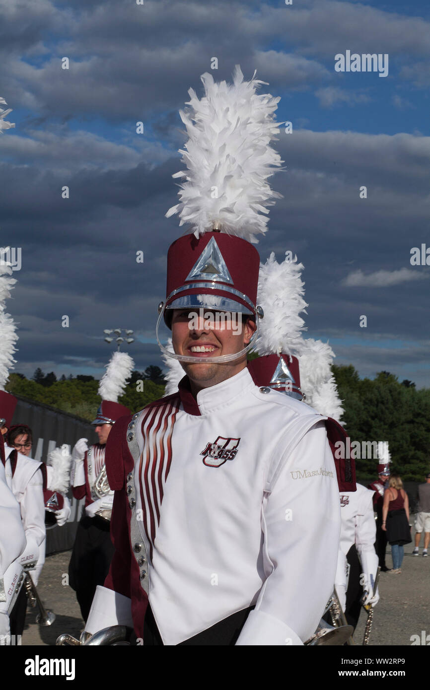 Universität von Massachusetts Band spielen zu Hause Spiel in Amherst, MA Stockfoto