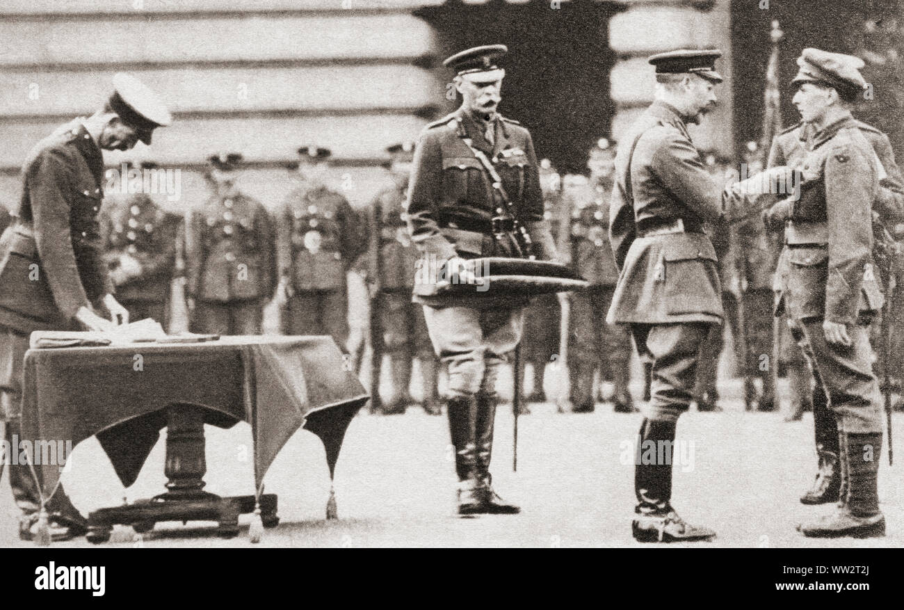 King George V Vergabe ein Soldat der Victoria Cross, Großbritanniens höchstem Ehre, Mut, während des ersten Weltkrieges. Aus dem Festzug des Jahrhunderts, veröffentlicht 1934. Stockfoto