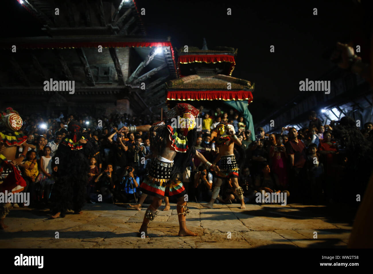 Kathmandu, Nepal. 12 Sep, 2019. Nepalesische maskierten Tänzer ein traditioneller Maskentanz während Indra Jatra Festival in der Hanumandhoka in Kathmandu, Nepal am Donnerstag, September 12, 2019. Credit: Skanda Gautam/ZUMA Draht/Alamy leben Nachrichten Stockfoto