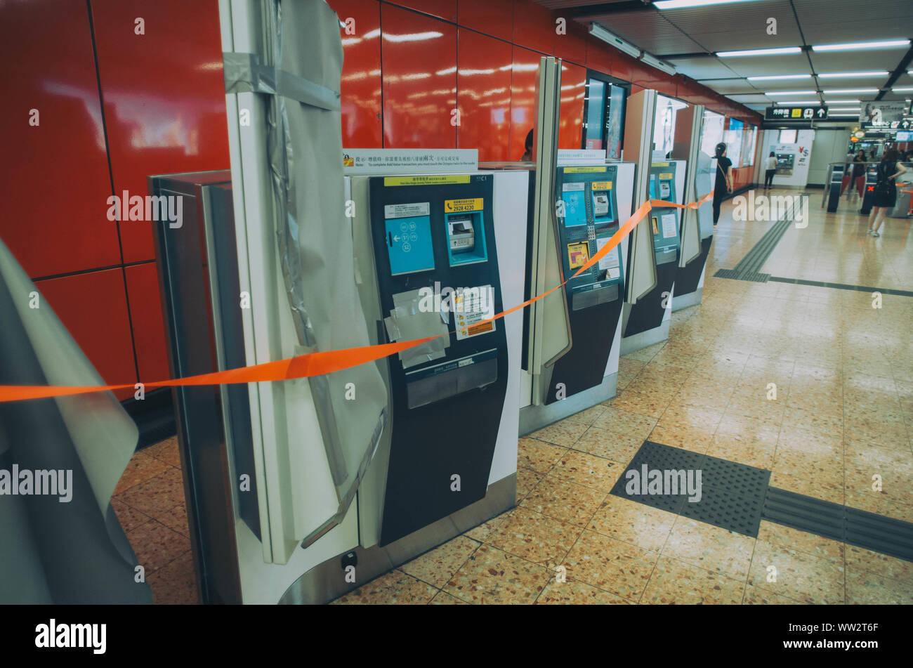 Hongkong, den 12. Sep 2019 - U-Bahnhof Mongkok Einrichtungen, die von Aufständischen und unter Reparatur beschädigt sind Stockfoto