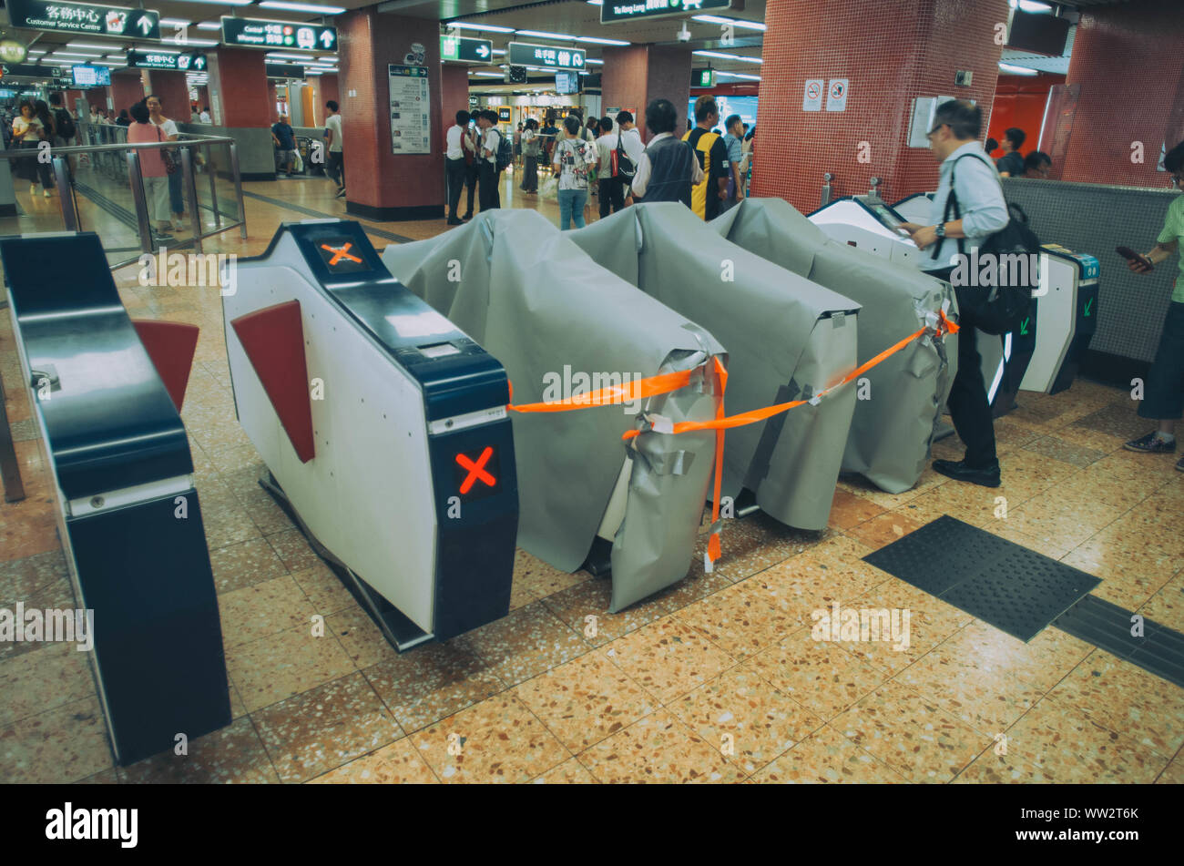 Hongkong, den 12. Sep 2019 - U-Bahnhof Mongkok Einrichtungen, die von Aufständischen und unter Reparatur beschädigt sind Stockfoto