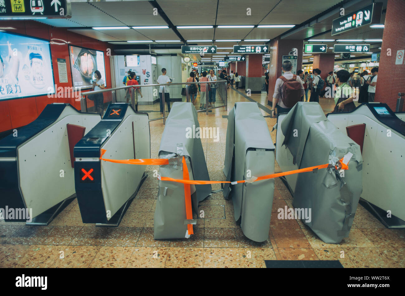 Hongkong, den 12. Sep 2019 - U-Bahnhof Mongkok Einrichtungen, die von Aufständischen und unter Reparatur beschädigt sind Stockfoto