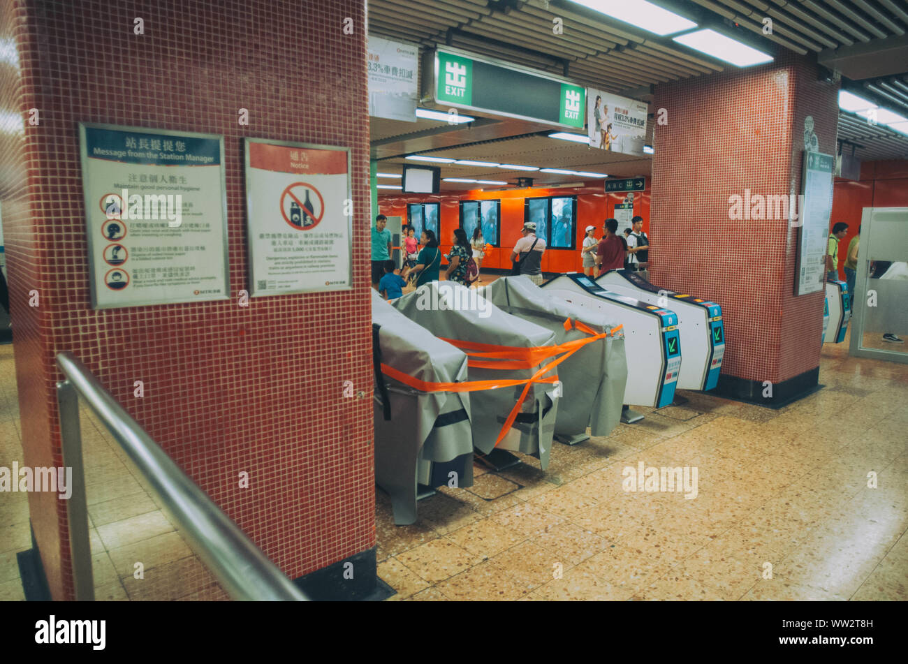Hongkong, den 12. Sep 2019 - U-Bahnhof Mongkok Einrichtungen, die von Aufständischen und unter Reparatur beschädigt sind Stockfoto