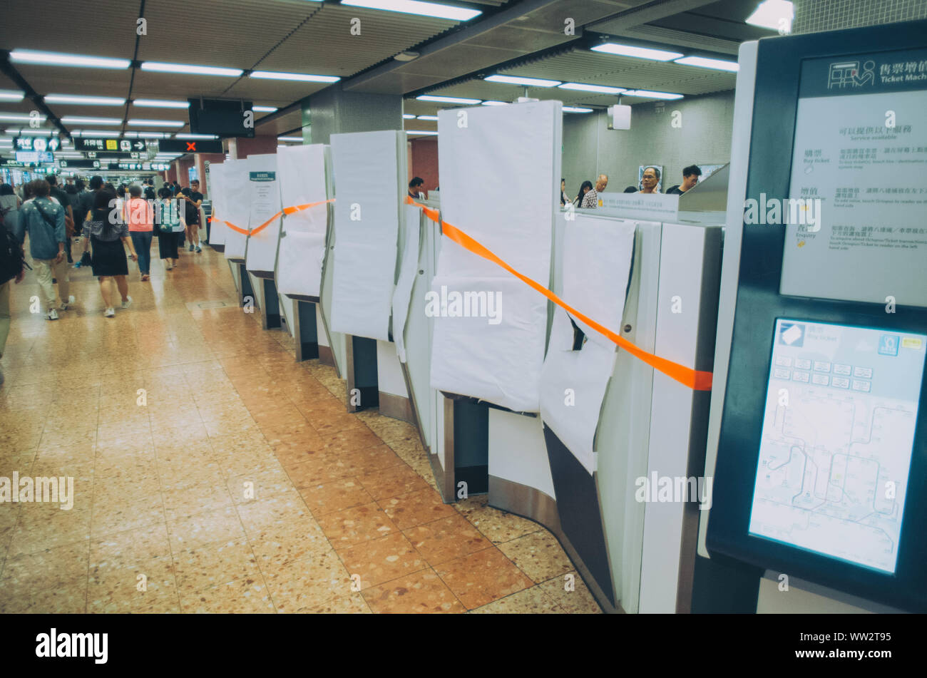 Hongkong, den 12. Sep 2019 - U-Bahnhof Mongkok Einrichtungen, die von Aufständischen und unter Reparatur beschädigt sind Stockfoto