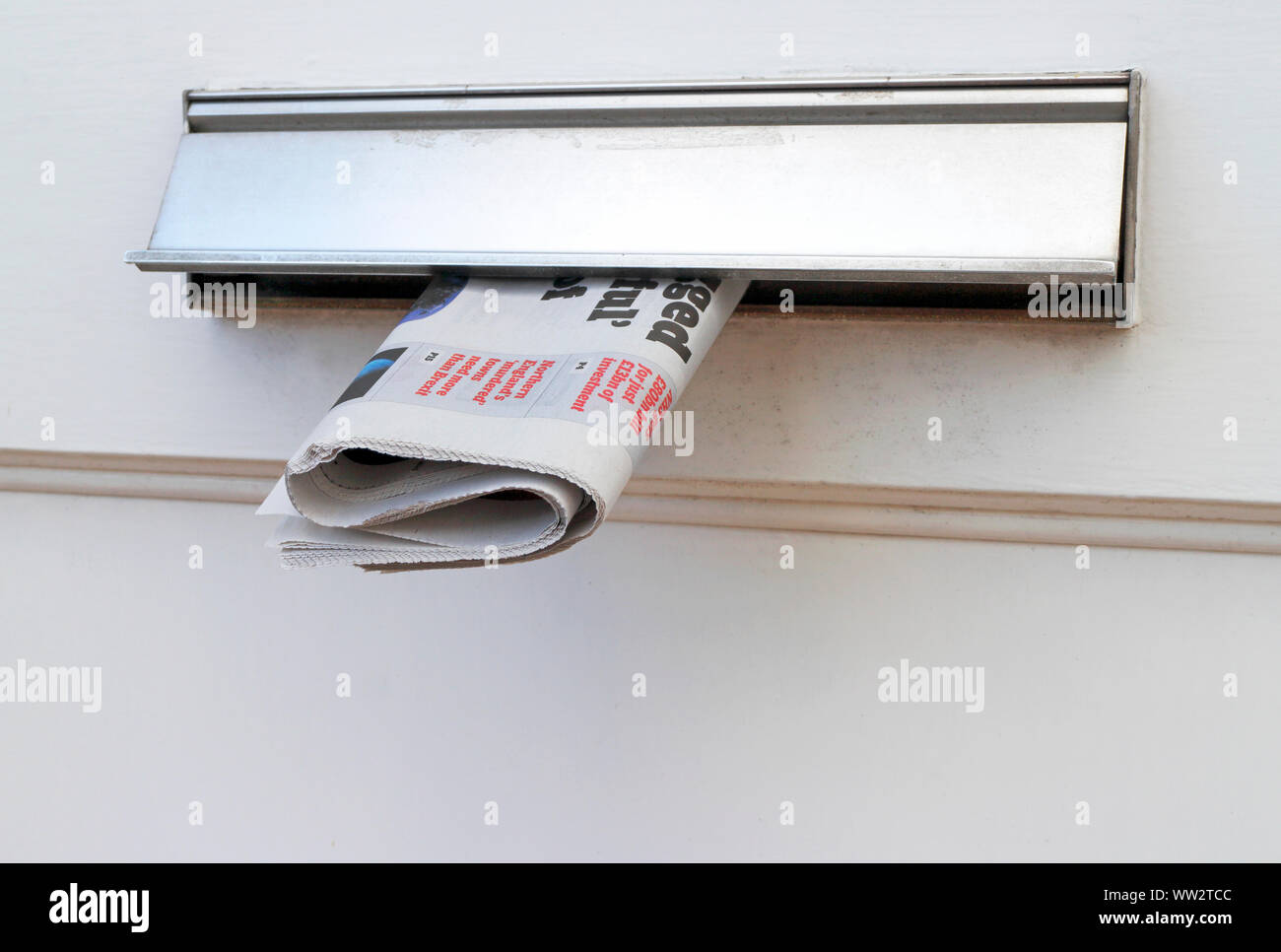 Eine Tageszeitung geliefert und in einem wohngebiet Letter Box gestellt. Stockfoto
