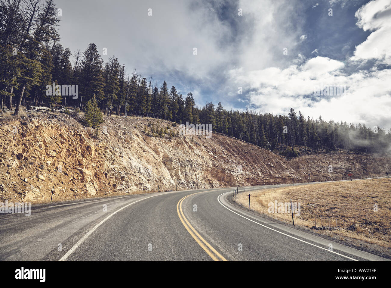 Mountain Road im Yellowstone National Park, Farbe Tonen angewendet, USA beugen. Stockfoto