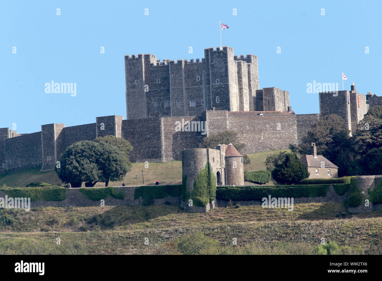 Dover Castle und weißen Klippen von der neuen Western Docks Pier in Dover Kent. 1066-1087 11. Jahrhundert Stockfoto