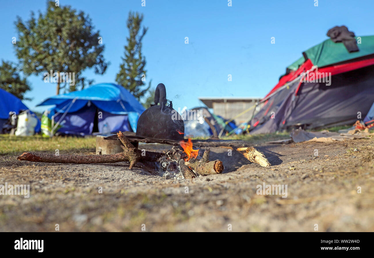 Ein Lagerfeuer im Espace Jeunes du Moulin Turnhalle in Dünkirchen, wo Migrantinnen in "Unsicherheit" sind, wie sie Vertreibung aus einer französischen migrant Camp erwarten, während sie nach Großbritannien zu gelangen versuchen. Stockfoto