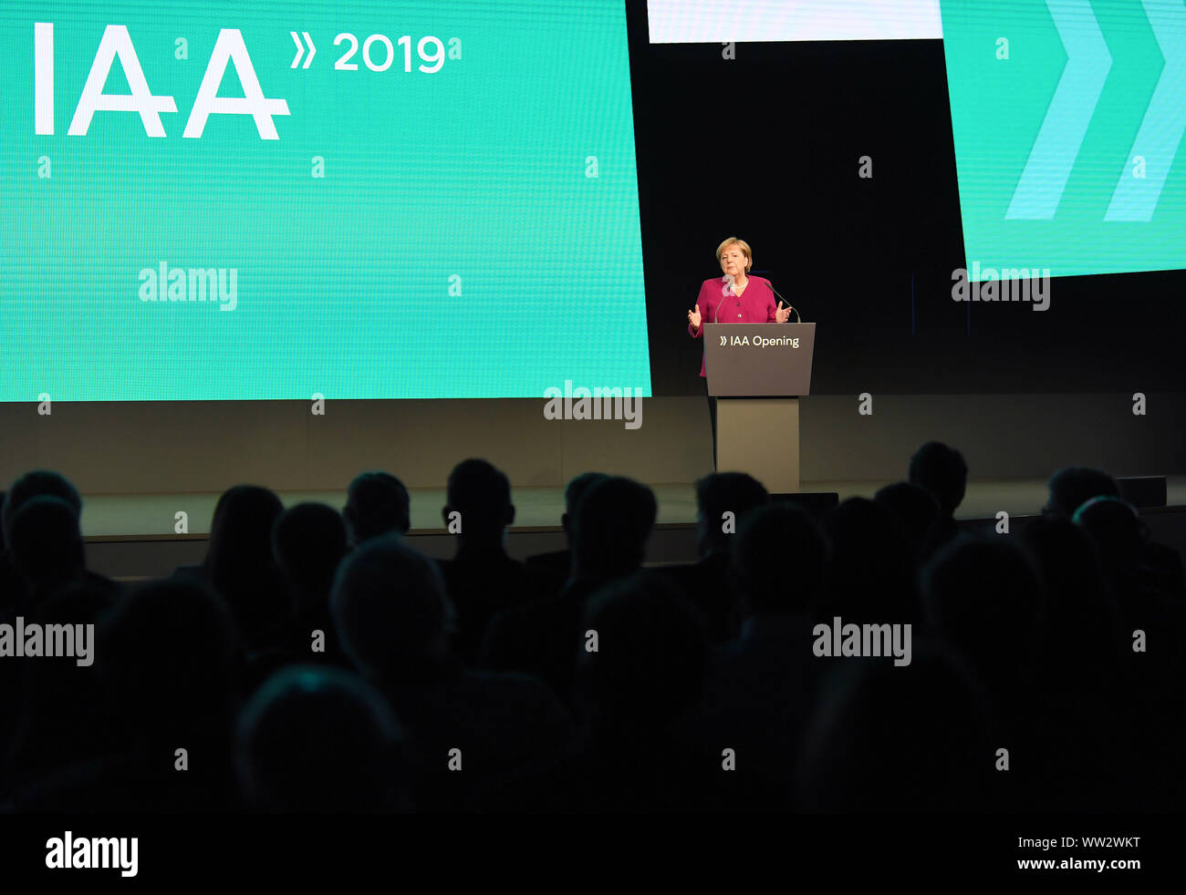 Frankfurt am Main, Deutschland. 12 Sep, 2019. Die deutsche Bundeskanzlerin Angela Merkel Adressen die Eröffnungsfeier der Internationalen Automobil-Ausstellung (IAA) 2019 in Frankfurt am Main, Deutschland, Sept. 12, 2019. In Deutschland Internationale Automobil-Ausstellung (IAA) 2019 in Frankfurt am Donnerstag offiziell eröffnet, mit einer Diskussion über die Zukunft der Mobilität aus Vertreter der Industrie und der Regierung. Credit: Lu Yang/Xinhua/Alamy leben Nachrichten Stockfoto