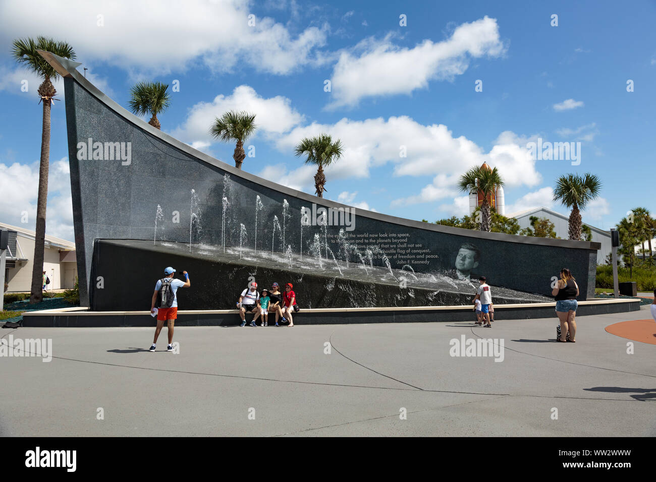 Besucher/Touristen vor dem John F Kennedy Denkmal am Eingang des NASA Kennedy Space Center, Florida Stockfoto