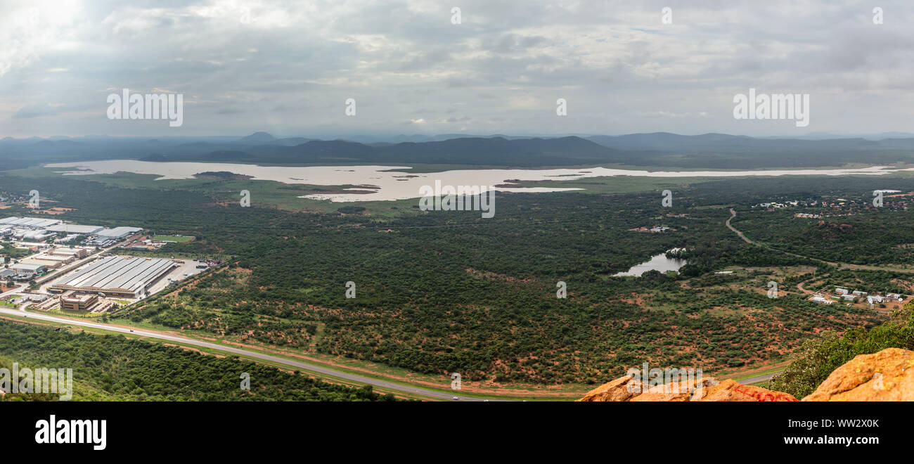 Antenne Panoramablick auf die Vororte von Gaborone Stadt durch Savanne und den See im Hintergrund, Gaborone, Botswana, Afrika Stockfoto