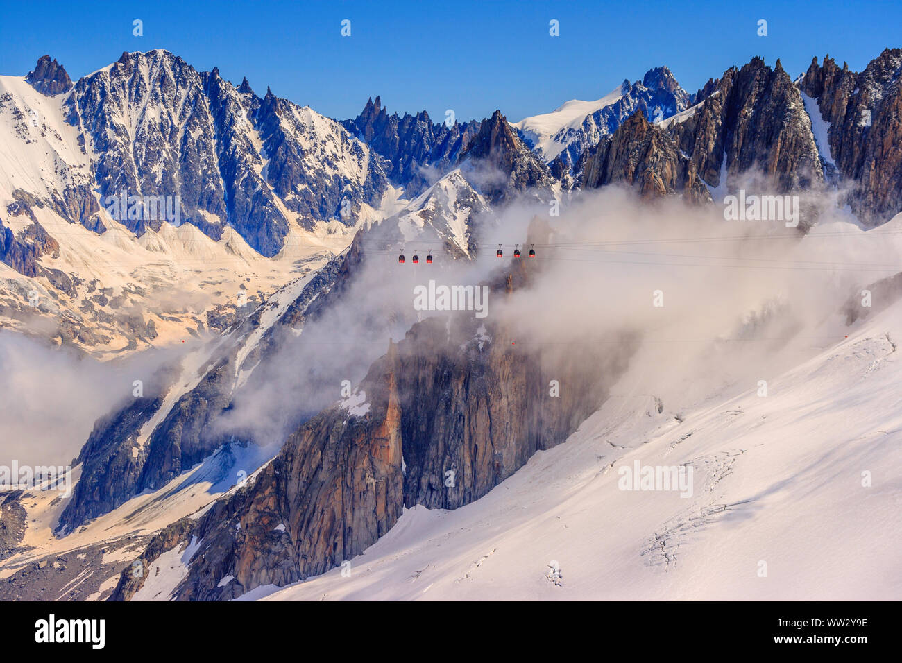 Die Gletscherbahn vom Glacier du Geant aus gesehen Stockfoto