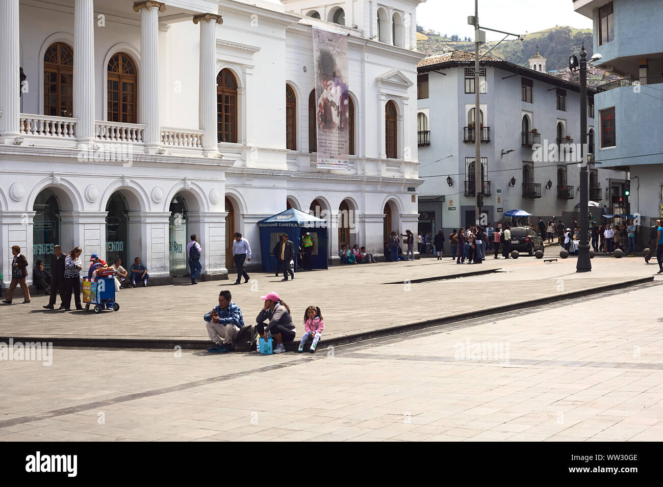 QUITO, ECUADOR - August 4, 2014: Nicht identifizierte Personen sitzen und laufen auf dem Plaza del Teatro (Theaterplatz) vor der Sucre Theater Stockfoto