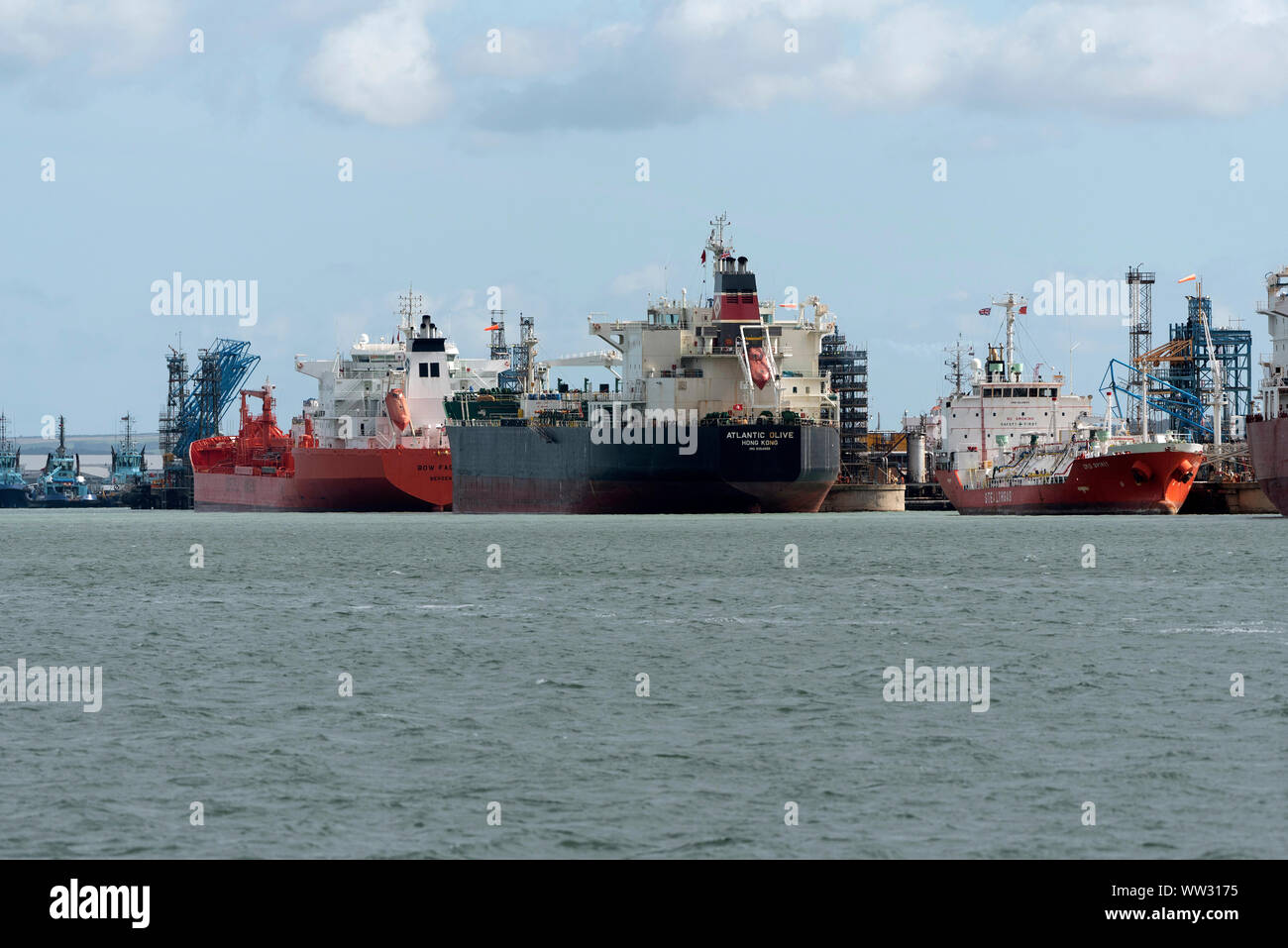 Southampton, England, UK. September 2019. Tanker neben- und Entladen der Fracht von Kraftstoff in Fawley Raffinerie auf Southampton, Großbritannien Stockfoto