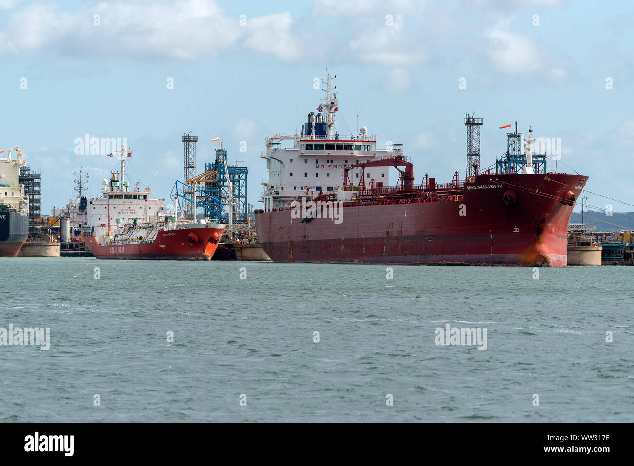 Southampton, England, UK. September 2019. Tanker neben und diascharging Cargo von Kraftstoff in Fawley Raffinerie auf Southampton, Großbritannien Stockfoto